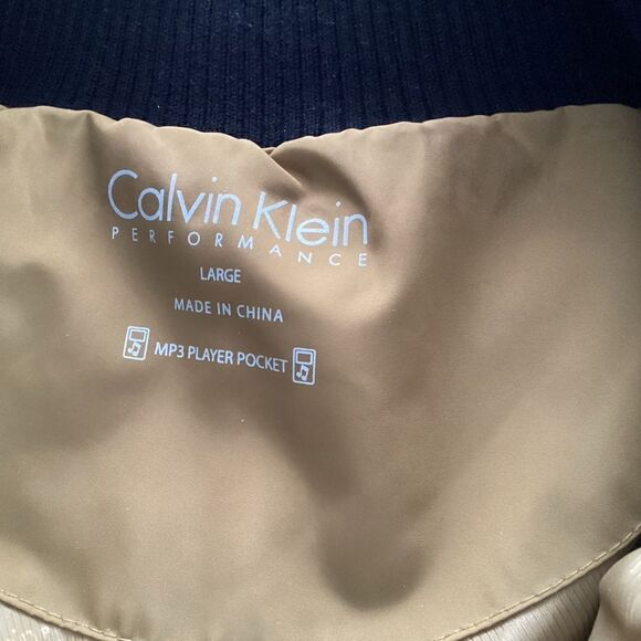 Calvin Klein woman’s performance athletic puffer vest size large. 0762 - Picture 7 of 8